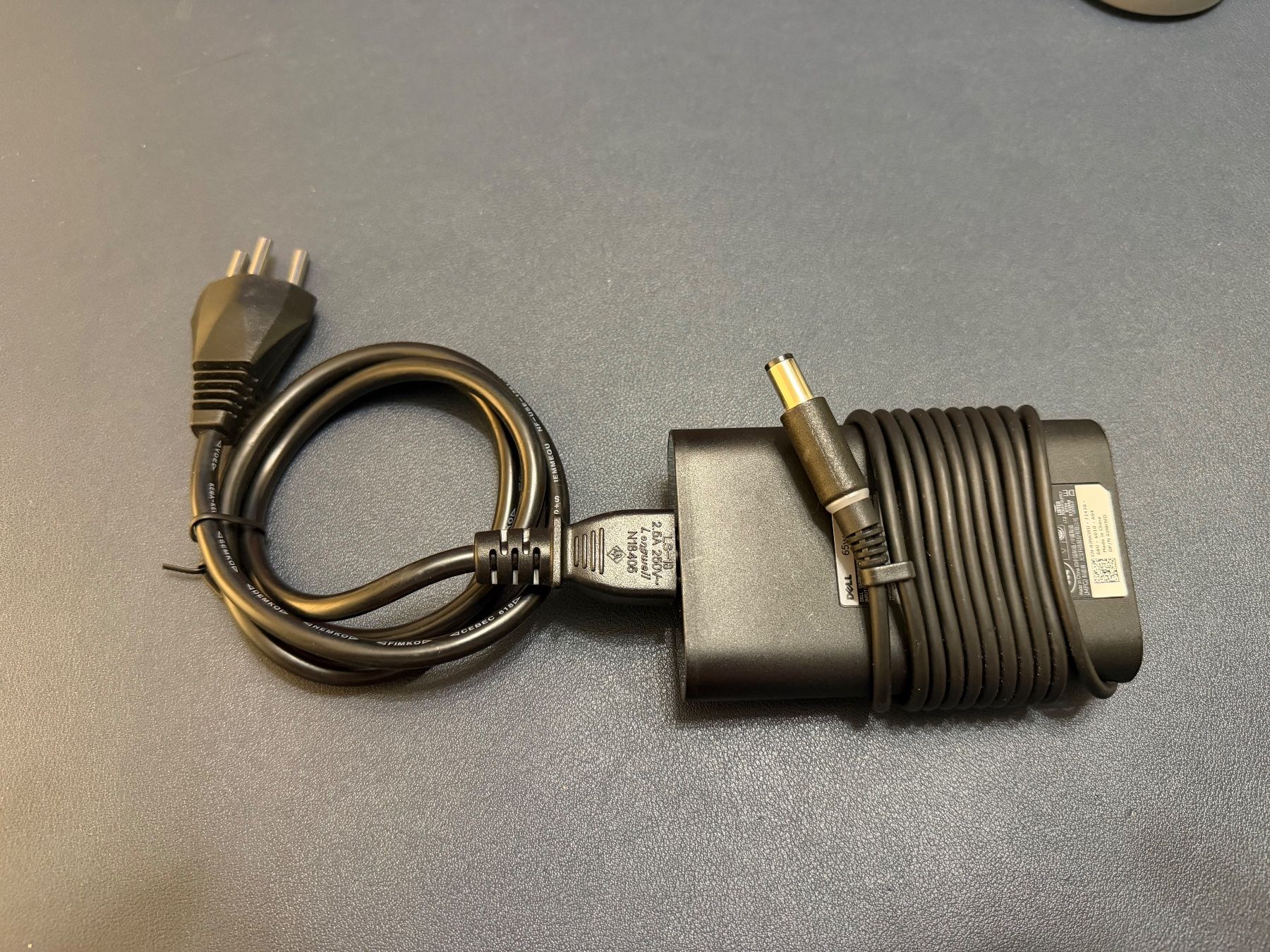 Dell Unità & Adattatore: Dell Adaptateur secteur 65W – Nuovo (secondo la descrizione) da Lausanne venduto da oenix 3