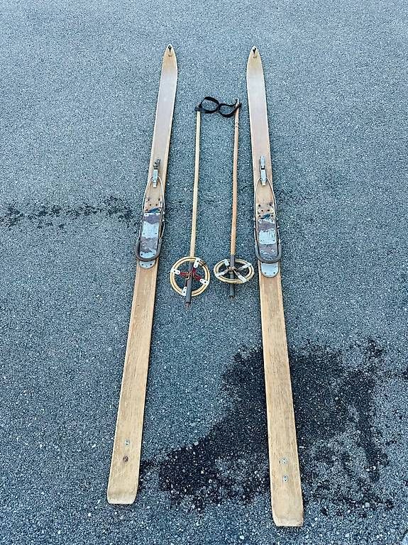 Skis: Antike Skies – Gebraucht aus Wengi b. Büren von switte