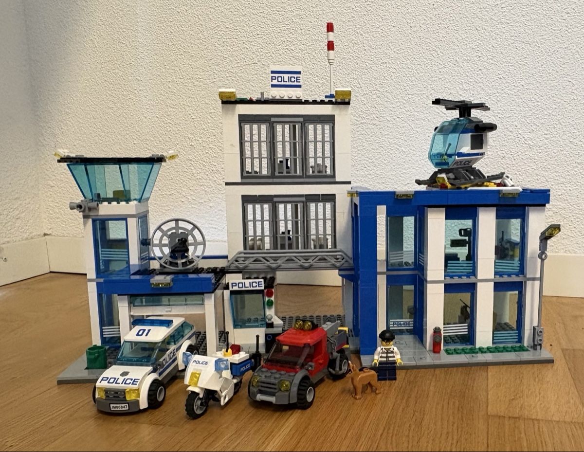 Lego Baukästen: LEGO City Polizeistation 60047 – Gebraucht aus Adliswil von Travant