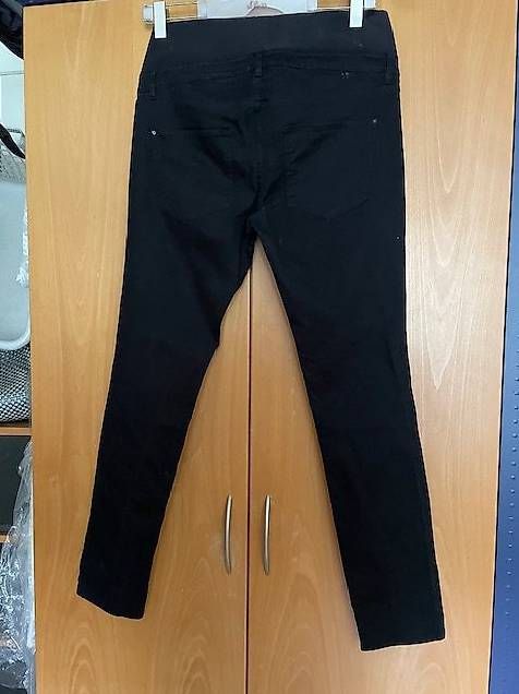 H&M Jeans: Schwangerschafts-Jeans Gr. 42 – Usato da St.Gallen venduto da NOVEMBER01 1