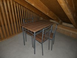 Tisch mit 3 stühl 