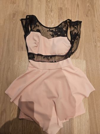 Hübsches rosarotes Kleid