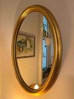 Goldiger ovaler Wandspiegel