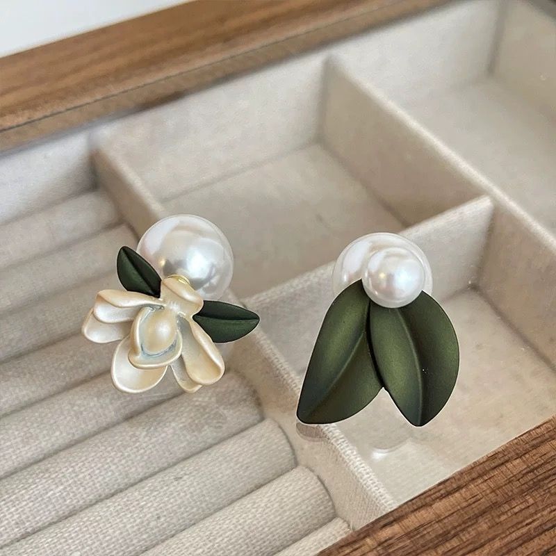 Ohrringe & -stecker: Asymmetrische Ohrringe mit Blumen und Blättern – Gebraucht aus Nottwil von sukkus.ch 4