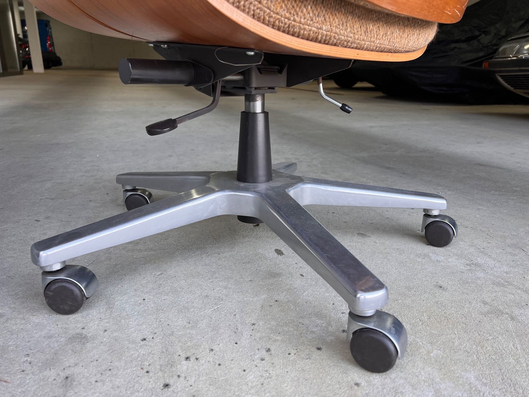 Giroflex Poltrone: CHEFBÜROSESSEL - GIROFLEX Version des Eames Lounge Chairs. – Usato da Ermatingen venduto da DEESSEM 4