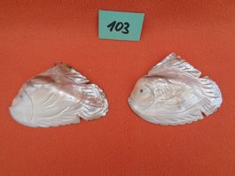 2 Perlmuttmuscheln mit Schnitzereien - Fischmotiv