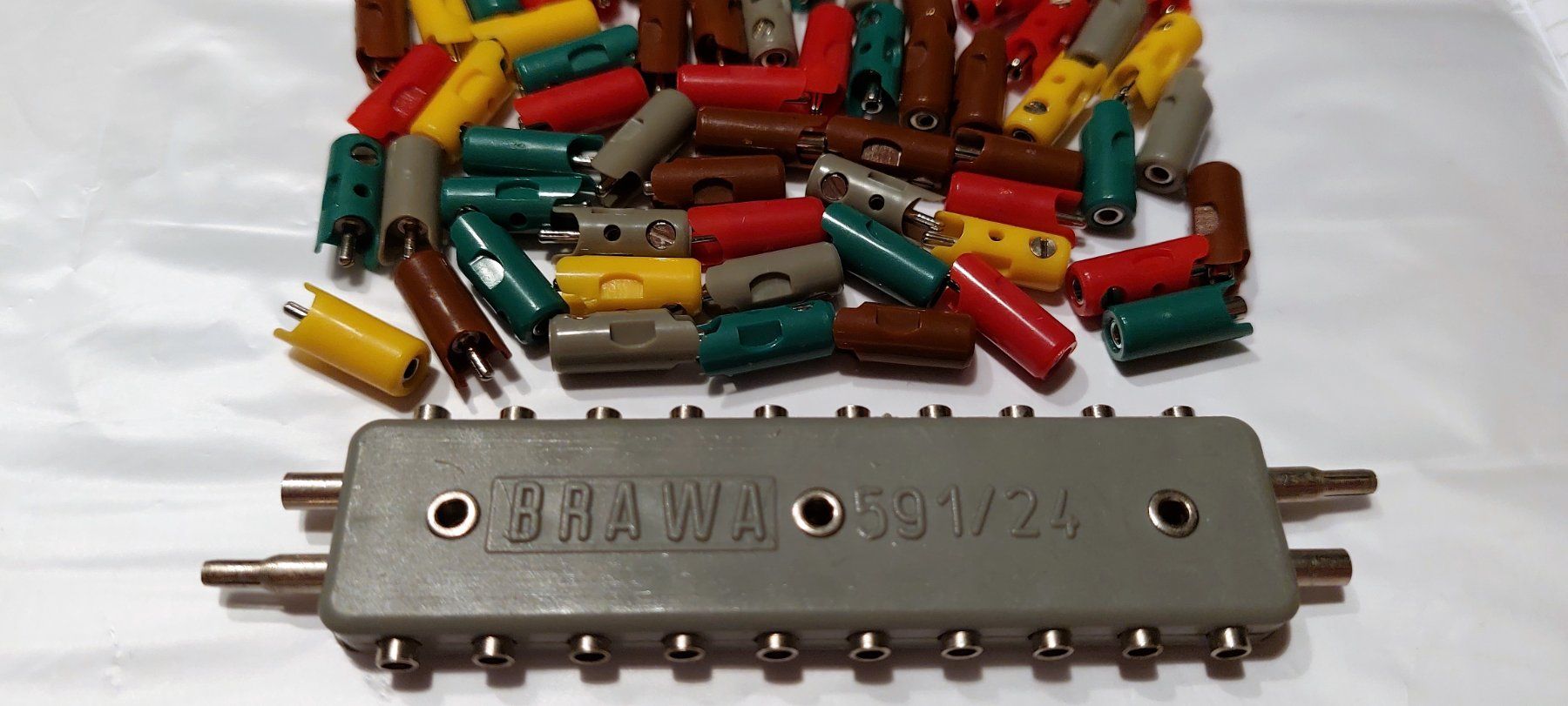 Brawa Modelleisenbahnen: Brawa H0 - Verteiler, Buchsen, Stecker – Neu und originalverpackt aus Rotkreuz von MOBAHN-1zu87 3