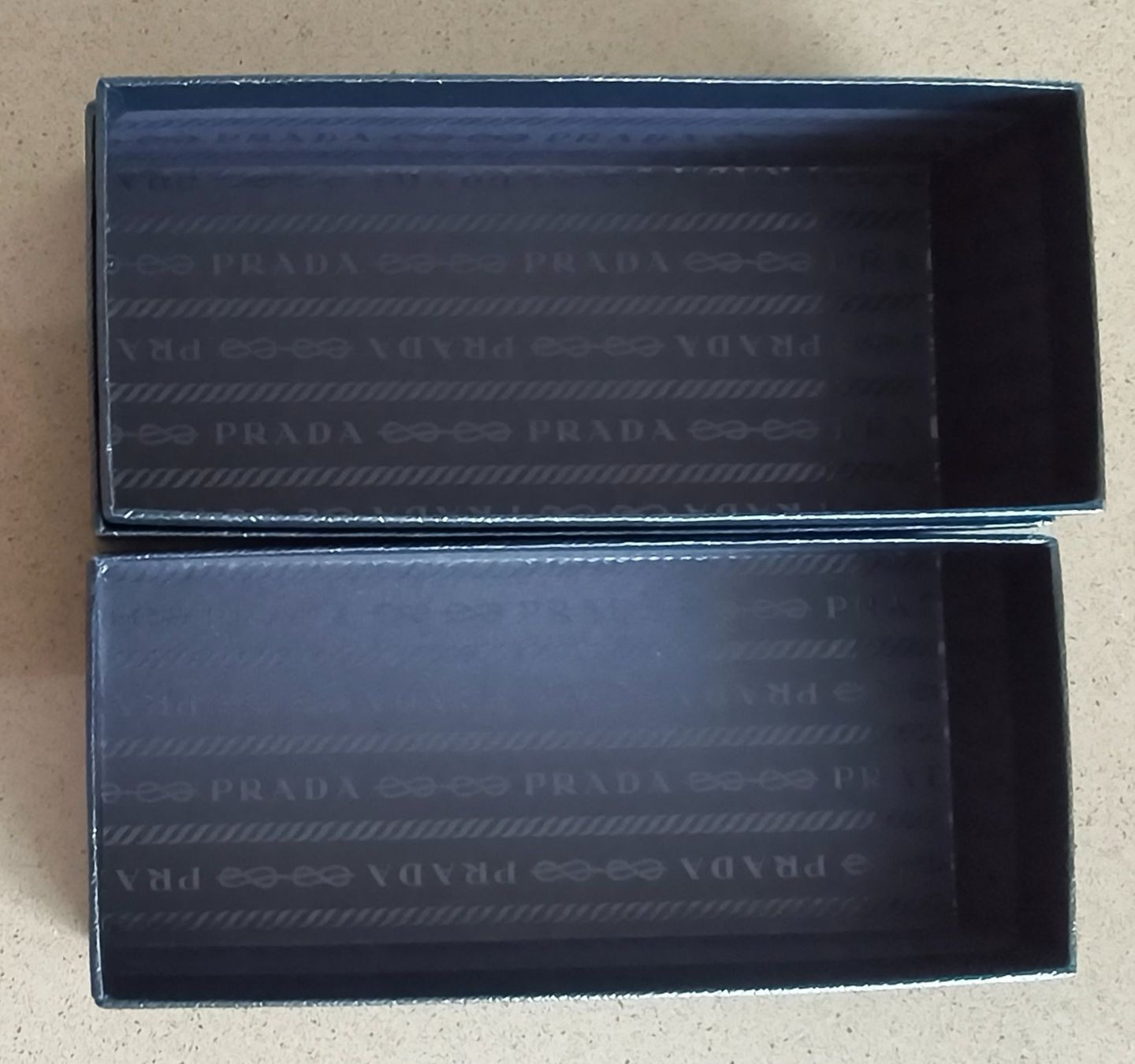 Prada Altro in  Abbigliamento & Accessori: Kleine schwarze Prada Box, strukturierte Optik – Usato da Zürich venduto da Tanteemma369 1