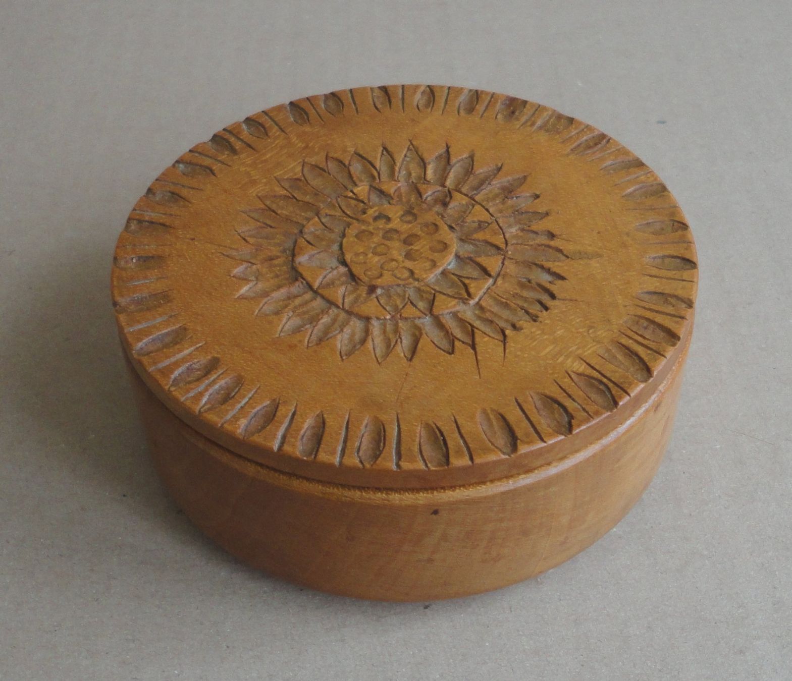 Autres décorations & accessoires: Holzdose  mit Deckel mit eingeritzter Sonnenblumenblüte – D'occasion à zürich par parts5060