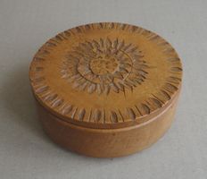 Holzdose  mit Deckel mit eingeritzter Sonnenblumenblüte
