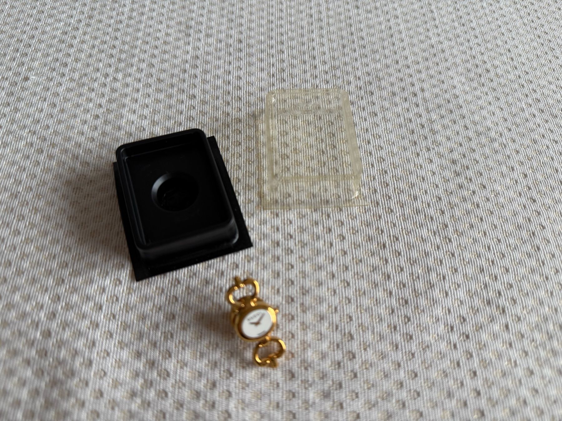 Plaquettes & Badges: Gucci - Arthus Bertrand - pin's – D'occasion à Sion par accroshoes 1