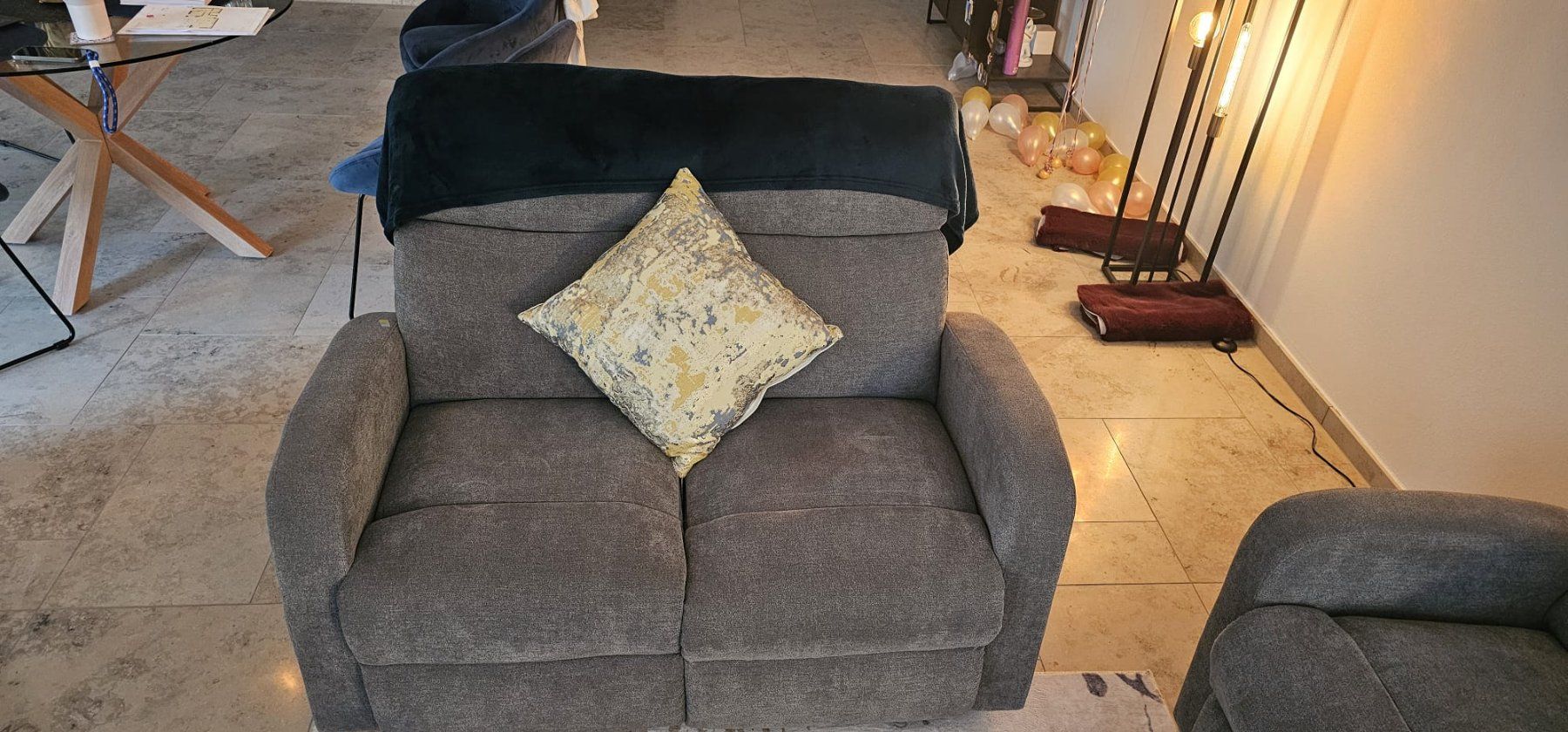Divani: Gray 2 seater reclining couch – Nuovo (secondo la descrizione) da Zürich venduto da wwi_6dxm 1
