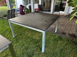Gartentisch aus Granit. Masse 1,30 cm x 1,30 cm (quadratisch