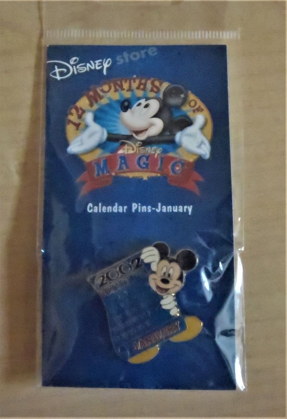Disney Placchette & Badge: Disney Mickey Mouse Pin Januar 2002 - Selten & Original! – Nuovo e nell'imballaggio originale da Diegten venduto da marcel3891