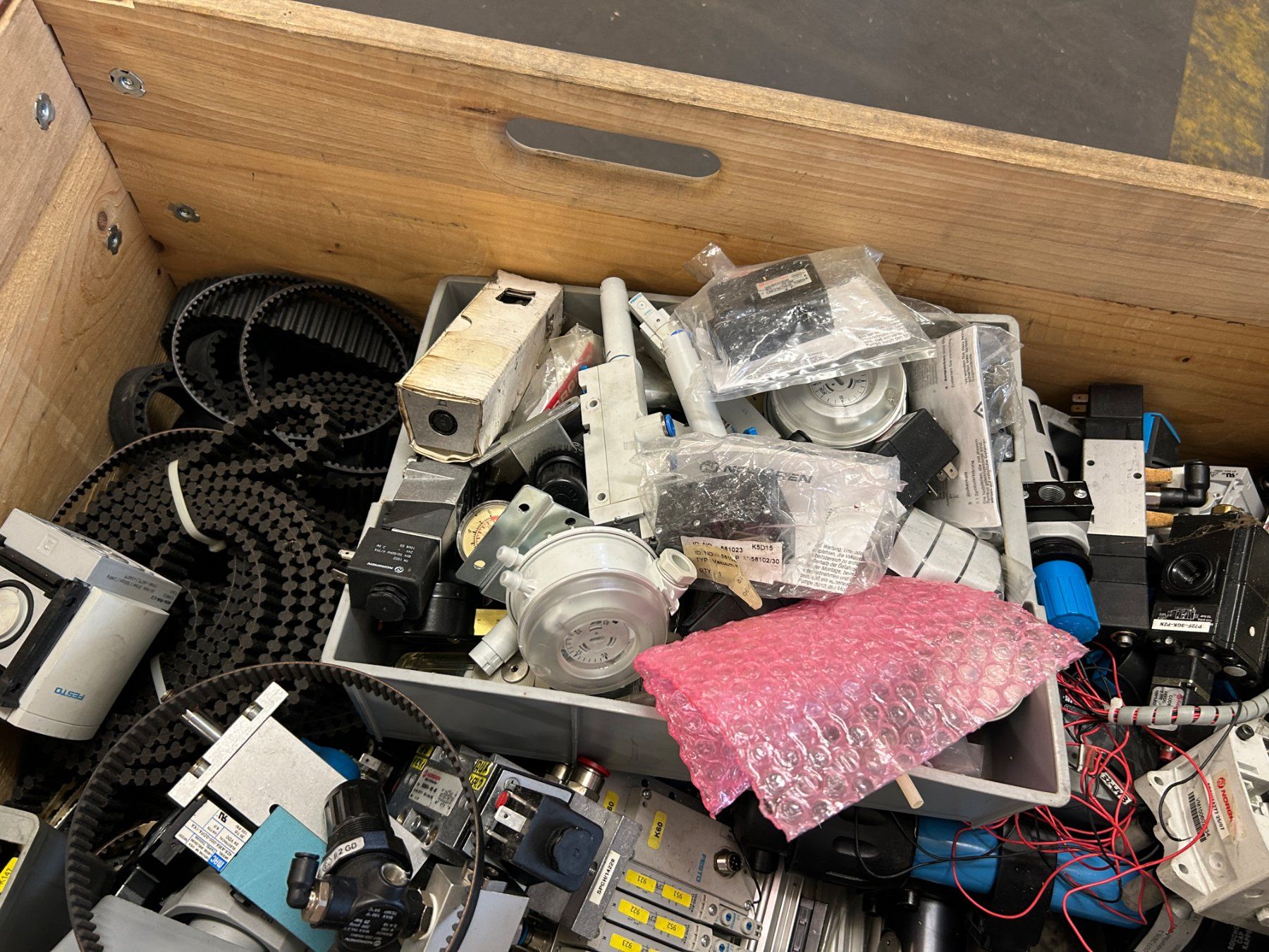 Festo Altro per industria metallurgica: Monster Posten Pneumatik Material - viel FESTO – Usato da Zofingen venduto da Maschinenfabrik 4