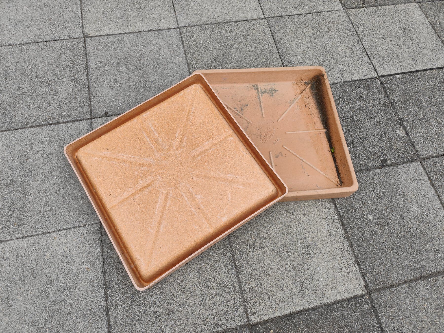 Piatti: Unterteller eckig aussen 54x54cm TERRA DI SIENA – Usato da Zürich venduto da Binbin8 1