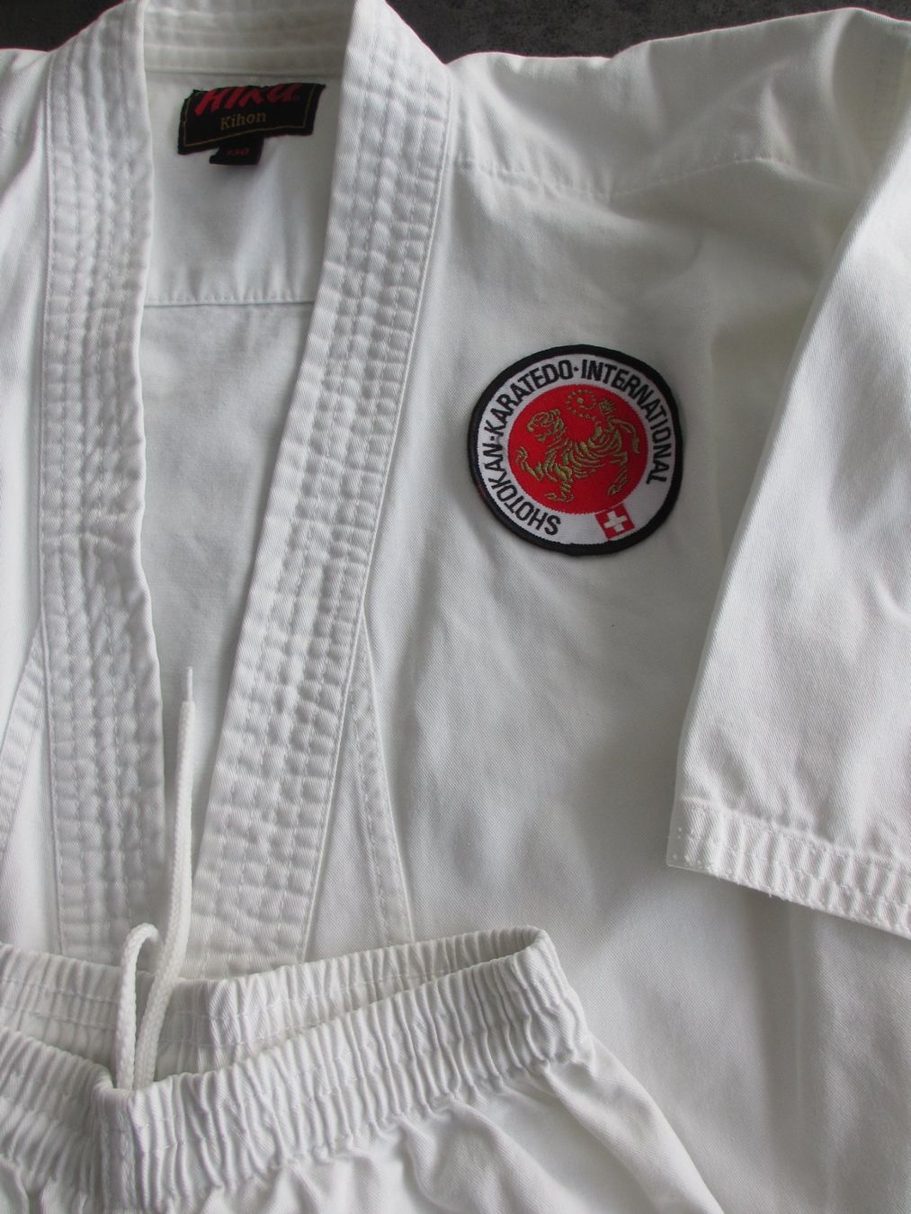 Completi: Karate Anzug Grösse 130 mit Abzeichen – Usato da Gebenstorf venduto da Pickup8 2
