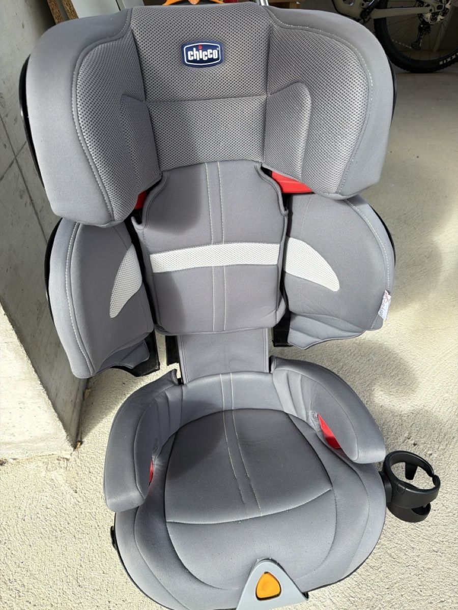 Chicco Auto-Kindersitze: Kindersitz Chicco grau mit Getränkehalter – Gebraucht aus Visperterminen von p6lz