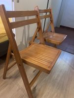 2 alte Holzklappstühle