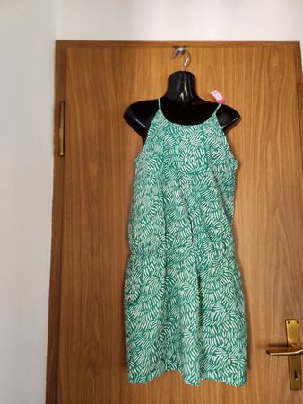 Robe  vert à motif feuillage taille M état neuf