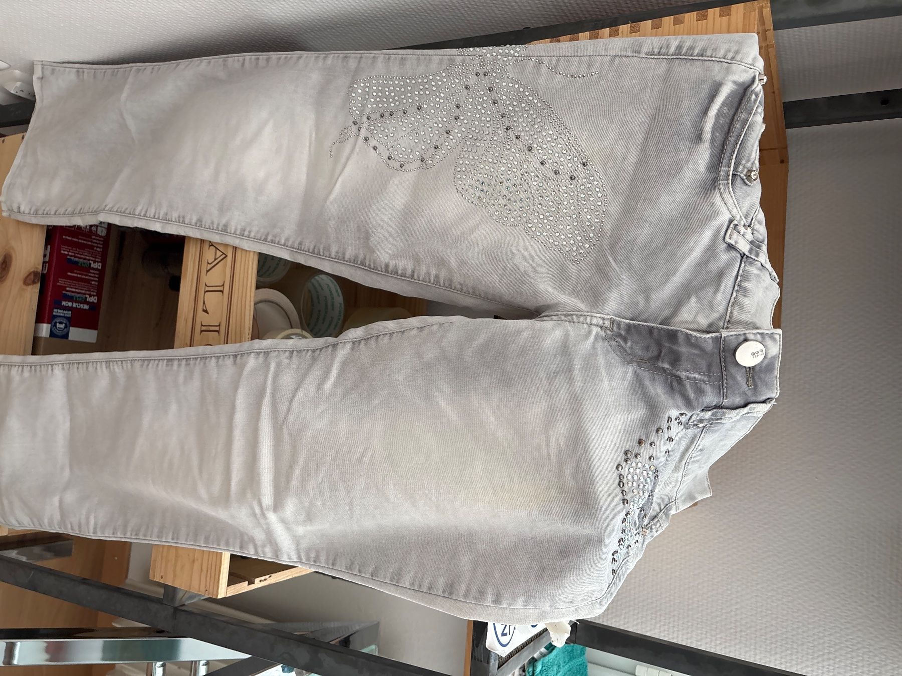Jeans: Jeans grau Gr. 36 mit Steinen – Nuovo (secondo la descrizione) da Kaltbrunn venduto da Modern