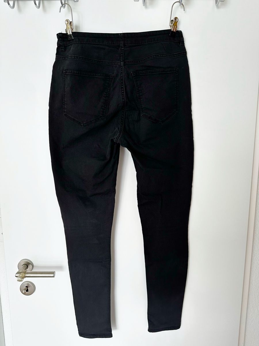 H&M Jeans: Schwarze H&M Divided Jeans, Grösse 42 – Usato da Eglisau venduto da Brewster1 1