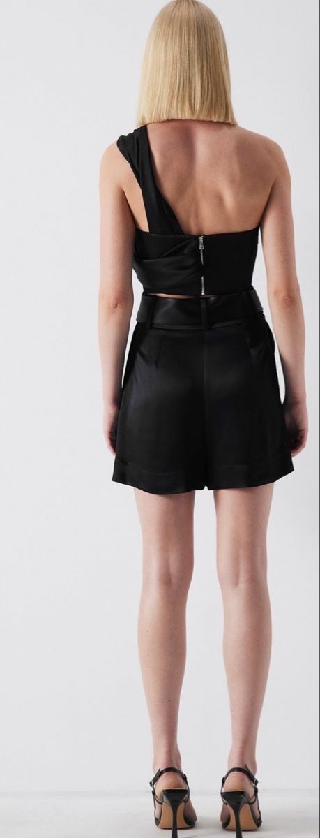 Camicette: Schwarze Crop-Bluse mit asymmetrischen Ärmeln – Nuovo (secondo la descrizione) da Zürich venduto da dil_mdn7 3