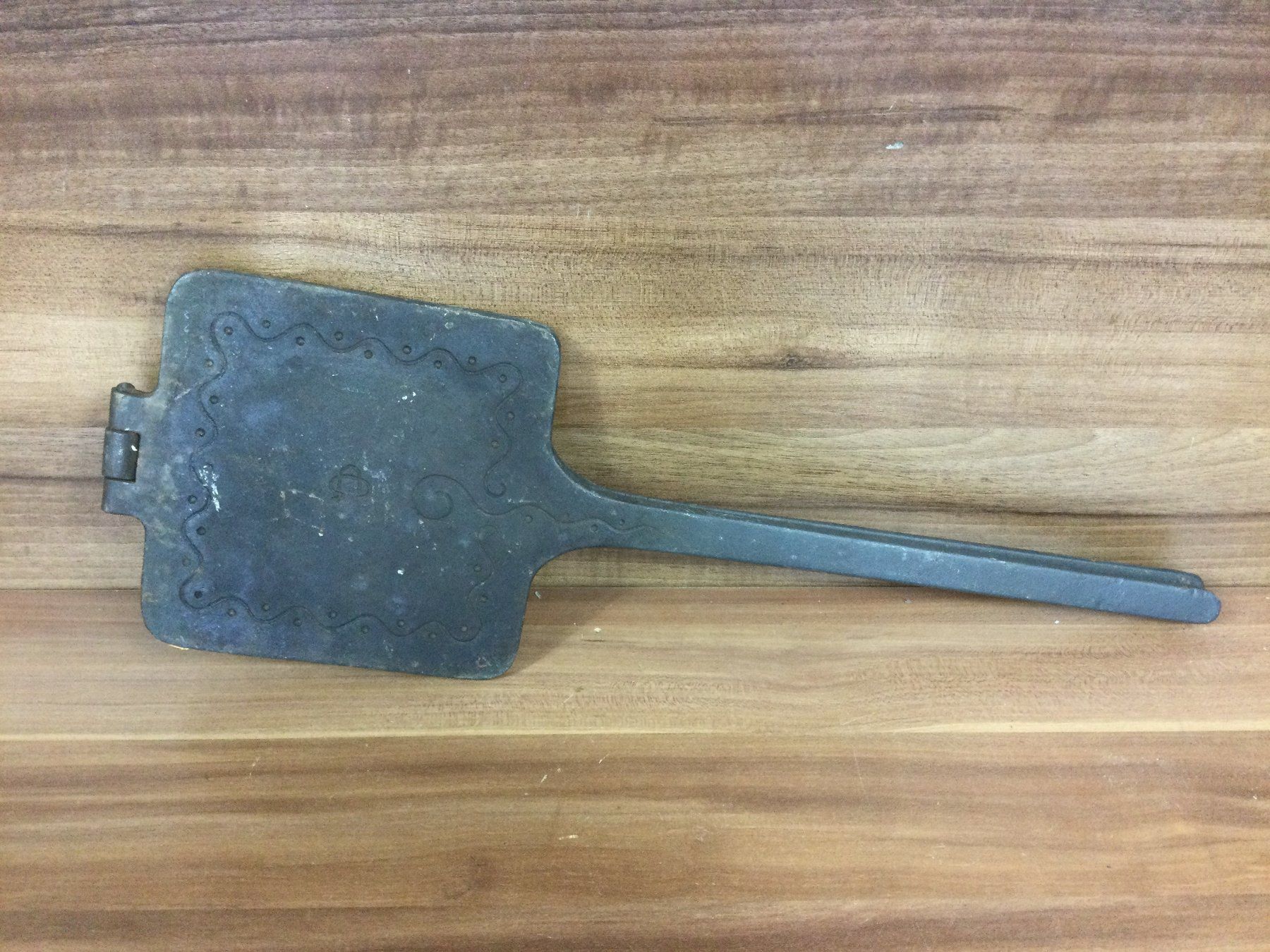 Attrezzi da lavoro: Antikes gebrauchtes Gusseisen Waffeleisen – Usato da Wangen SZ venduto da kuriosum12 4