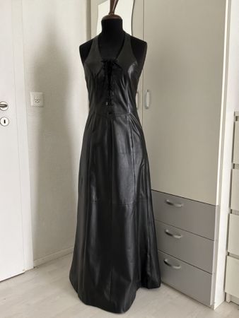 langes,schwarzes Neckholder-Lederkleid aus Lammnappa