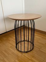 Moderner Beistelltisch mit heller Massivholzplatte