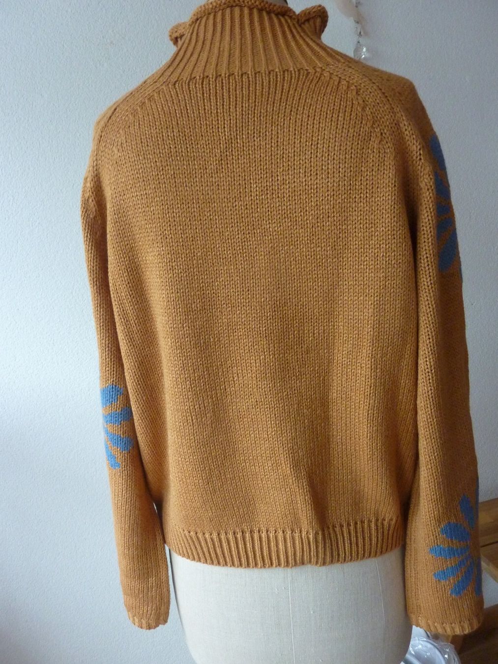 Pullover & Sweatshirts: Strickpullover senfgelb mit Blumenmuster neu S 34/36 – Gebraucht aus Waldstatt von Kananaskis1 4