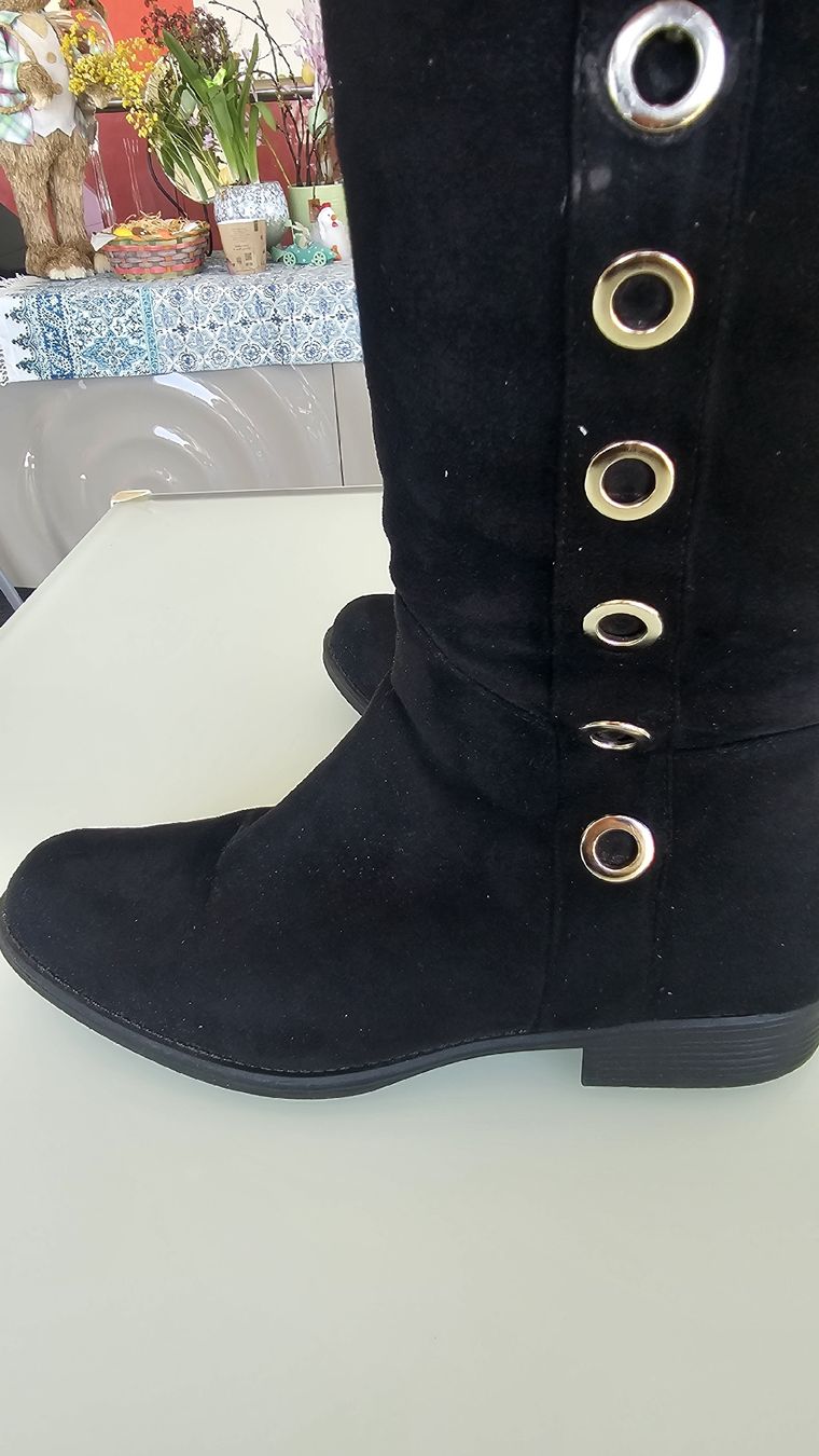 Scarpe da uomo: Bottes hautes en daim noir avec élément décoratif. – Usato da Nax venduto da mojy 4