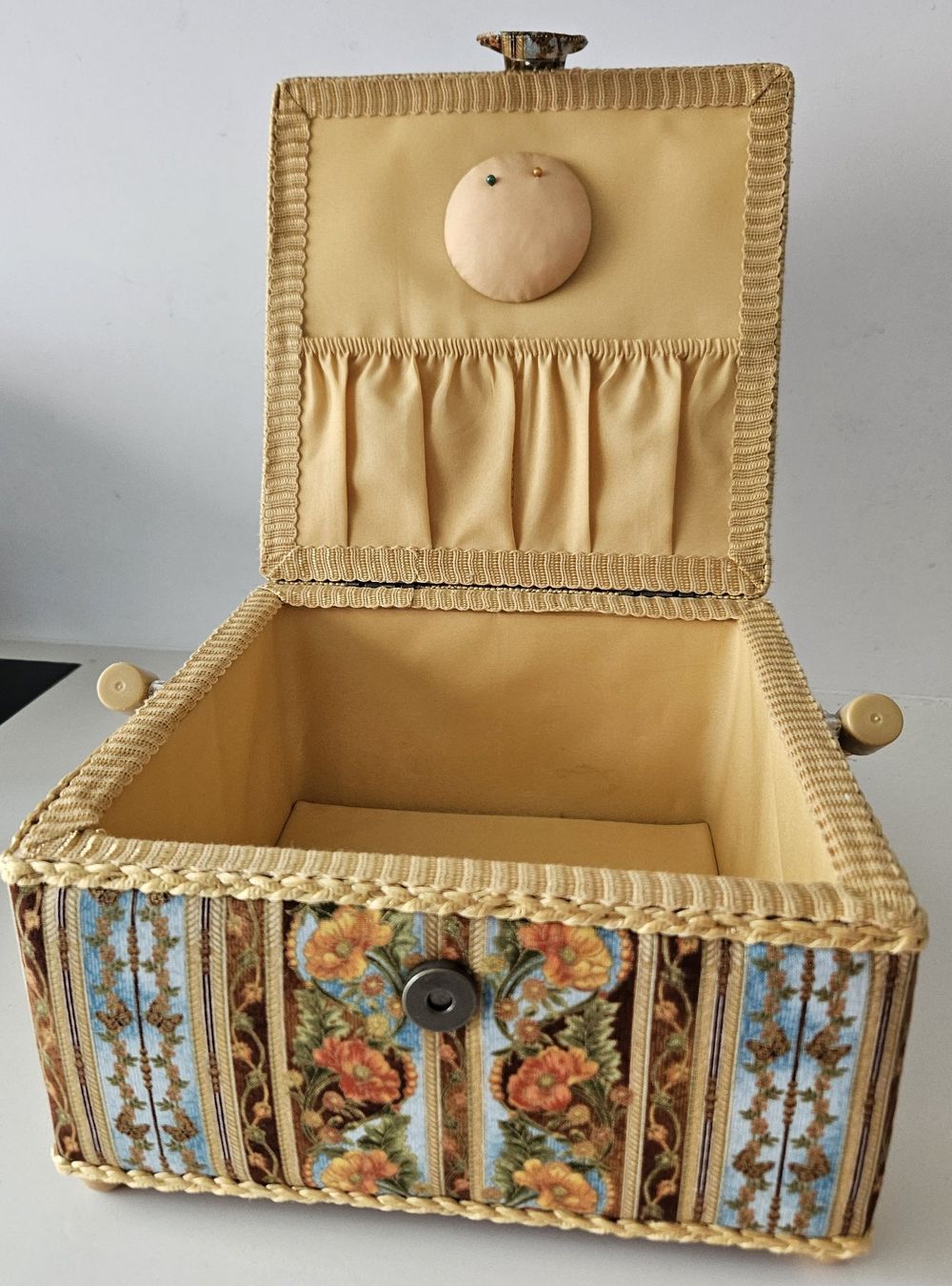 Altro in Bricolage: Nähkästchen beige mit Deko-Blumen Muster – Nuovo (secondo la descrizione) da Muttenz venduto da Gepard23 1