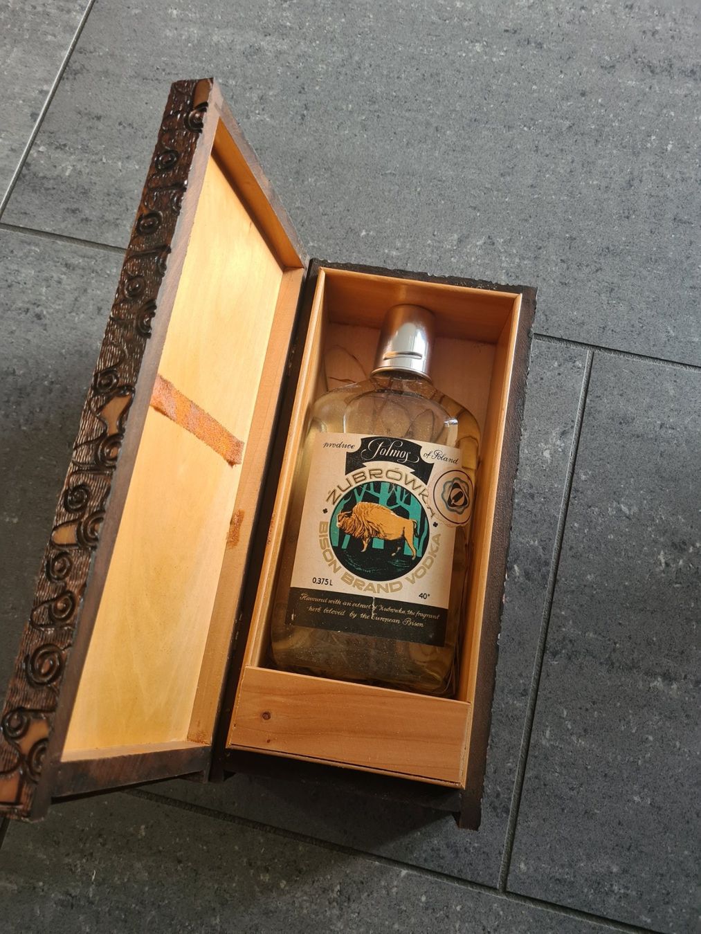 Bevande alcoliche: Bison Vodka in Holz Etui, mit Schweizer Musical Movement – Nuovo (secondo la descrizione) da Meisterschwanden venduto da Luluku 3