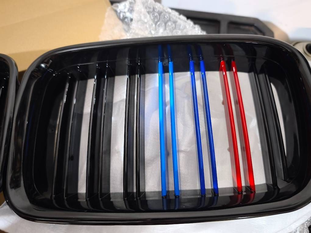 Toutes les pièces auto: BMW E36 VfL Nieren neu.M Streifen  – D'occasion à Zihlschlacht par rad_vvm9 2