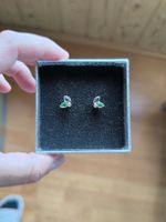 750 Gold-Ohrstecker mit Saphir, Smaragd & Diamant