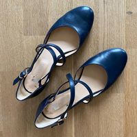 Elegante dunkelblaue Sommersandalen