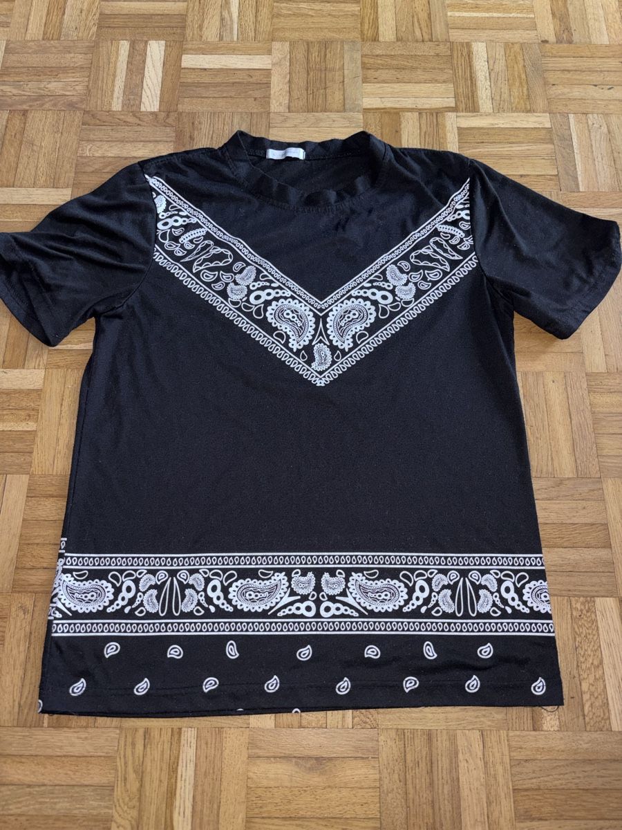 T-Shirts: Schwarzes T-Shirt mit Muster, unisex, Sommer-Look, Gr. M – Gebraucht aus Jona von SaF0da