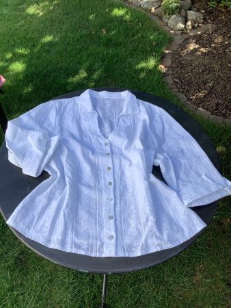 Damen Bluse weiss mit Stickereidetails Grösse 42 neuwertig