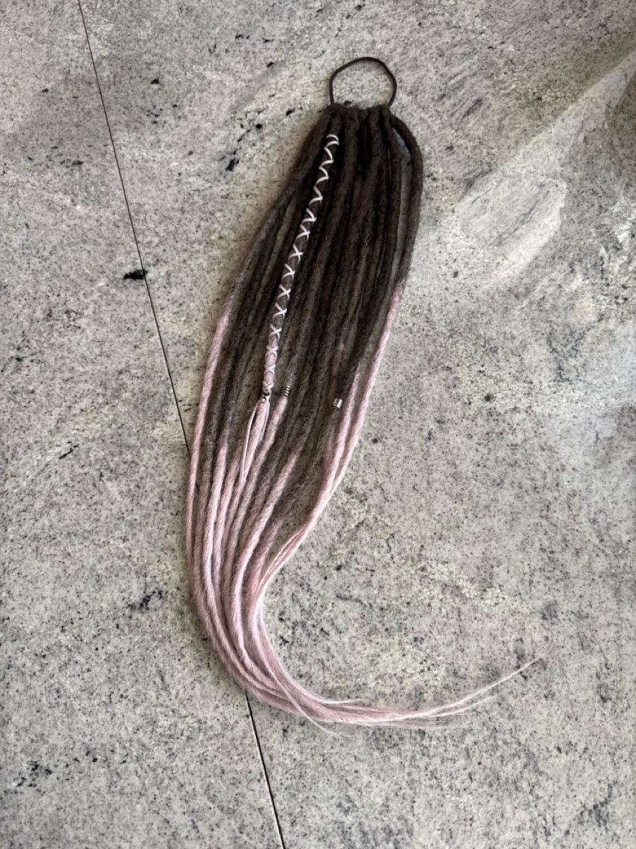 Haarschmuck: Haargummi mit Kunsthaar-Dreads – Gebraucht aus Heiden von Bettyk11.