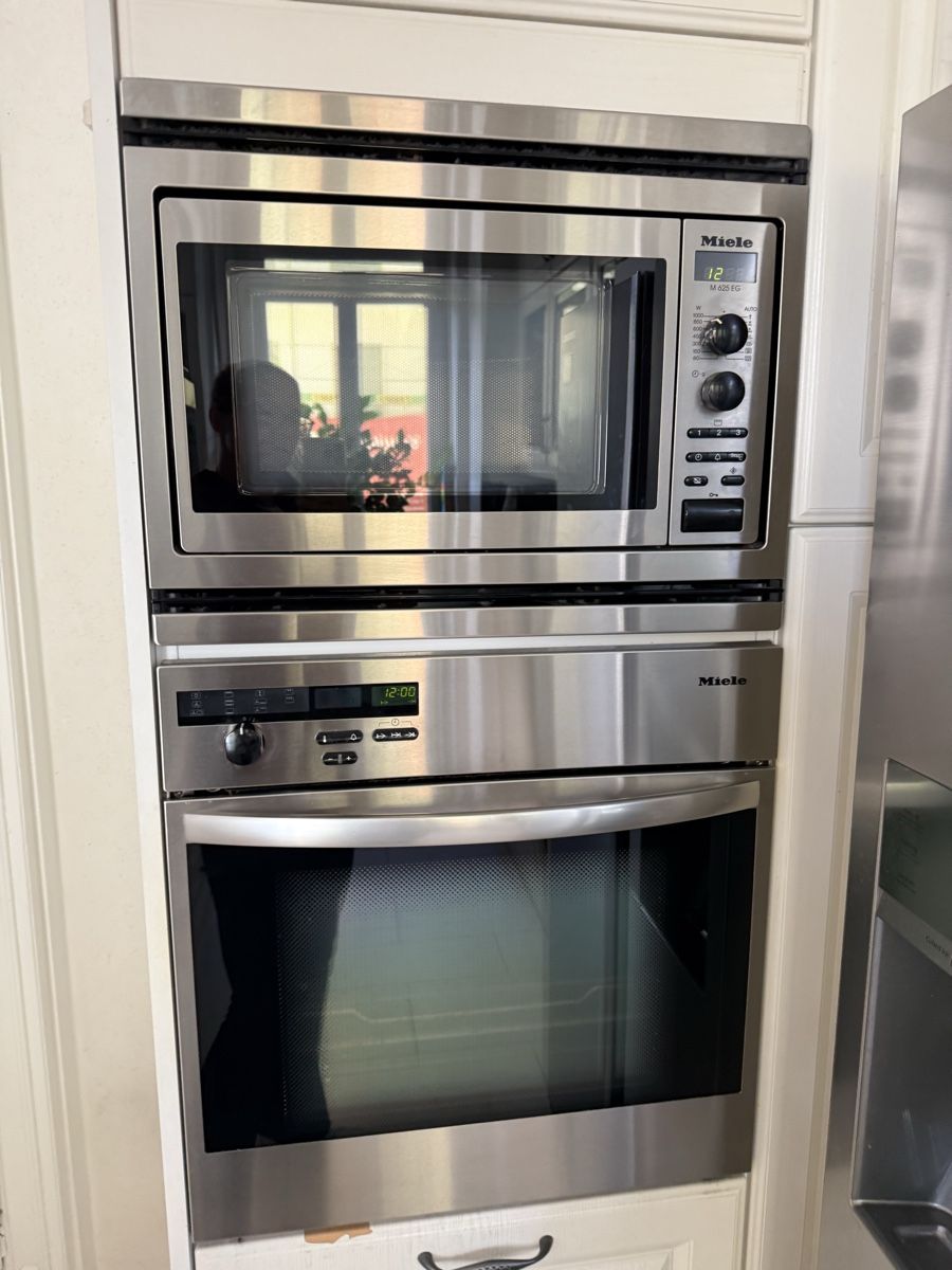 V-Zug Cucine complete: Grosse Küche mit Einbaugeräten Samsung Miele – Usato da Wädenswil venduto da DAS10 3