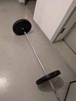 Langhantelstange mit Gewichten
