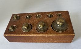 Vintage Messing-Gewichtssatz mit Holzhalter – 9-teilig