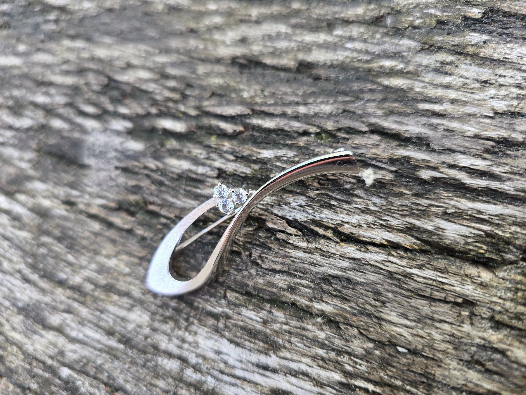 Broschen & Nadeln: Accessoires: Brosche silber mit Stein – Gebraucht aus Romanshorn von Rachacha