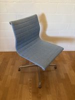 Vitra Eames Alu Chair Hopsack Stoff hellblau