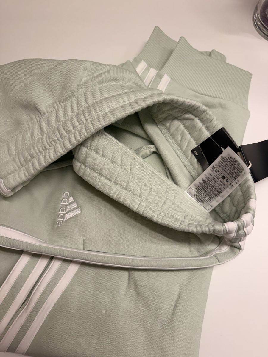 Adidas Hosen: Adidas Jogginghose mit Etikett  – Neu und originalverpackt aus Winterthur von Violeta_l 1