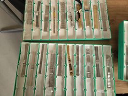 Lot (4) de 21 bracelets de montres