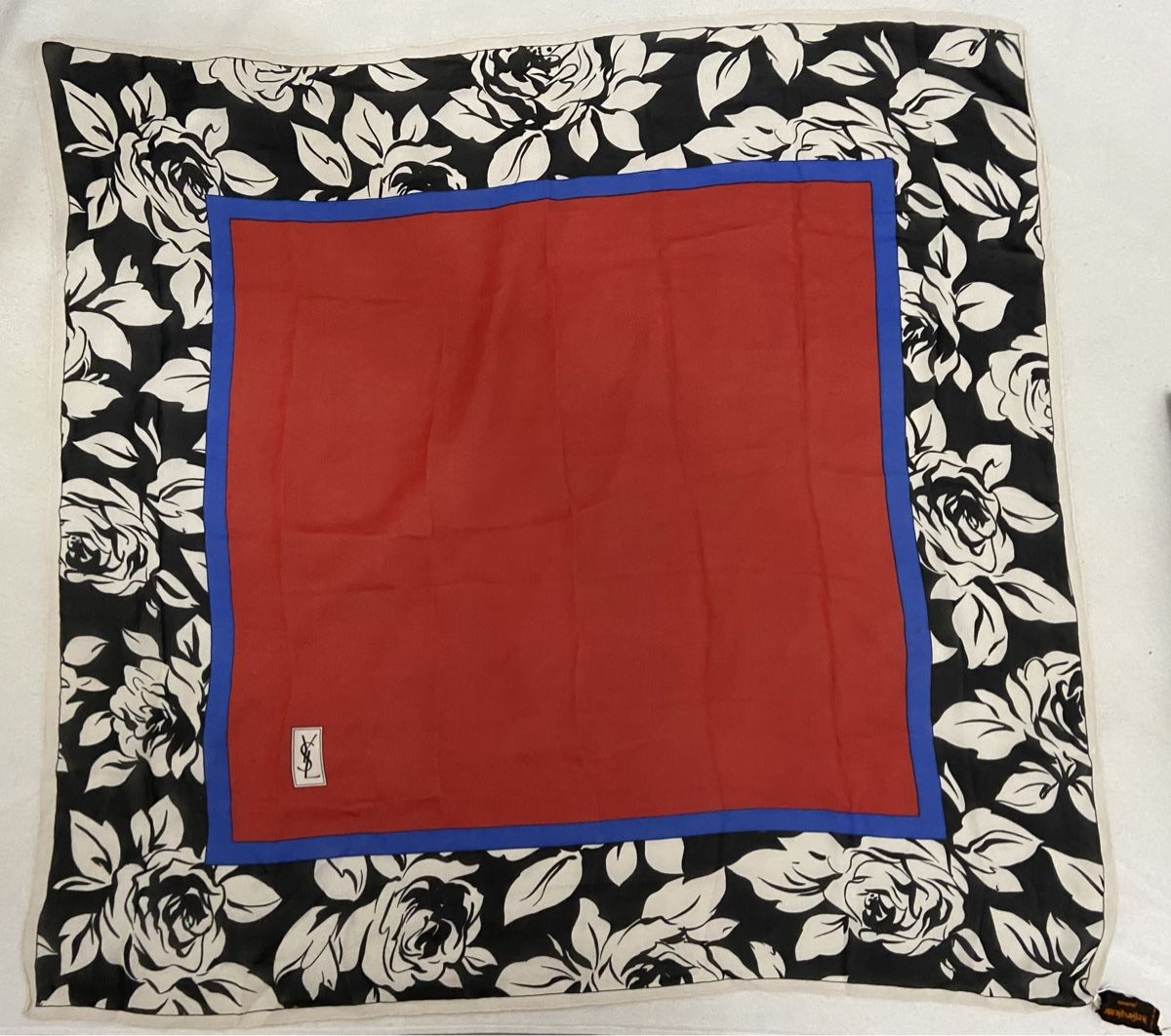 Saint Laurent Foulard & Sciarpe: Foulard Yves saint Laurent – Usato da Montreux venduto da Perledor 3