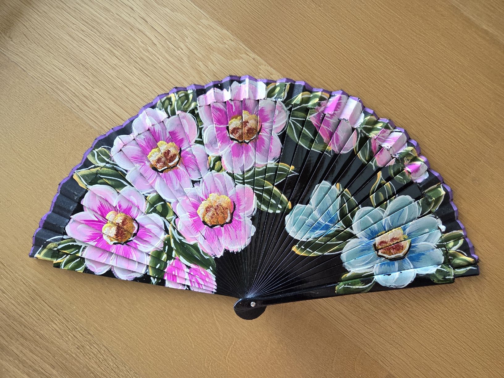 Altro in Decorazioni & Accessori: Handfächer bemalt Blumen Motiv schwarz lila – Usato da Villars-sur-Glâne venduto da richardette 1