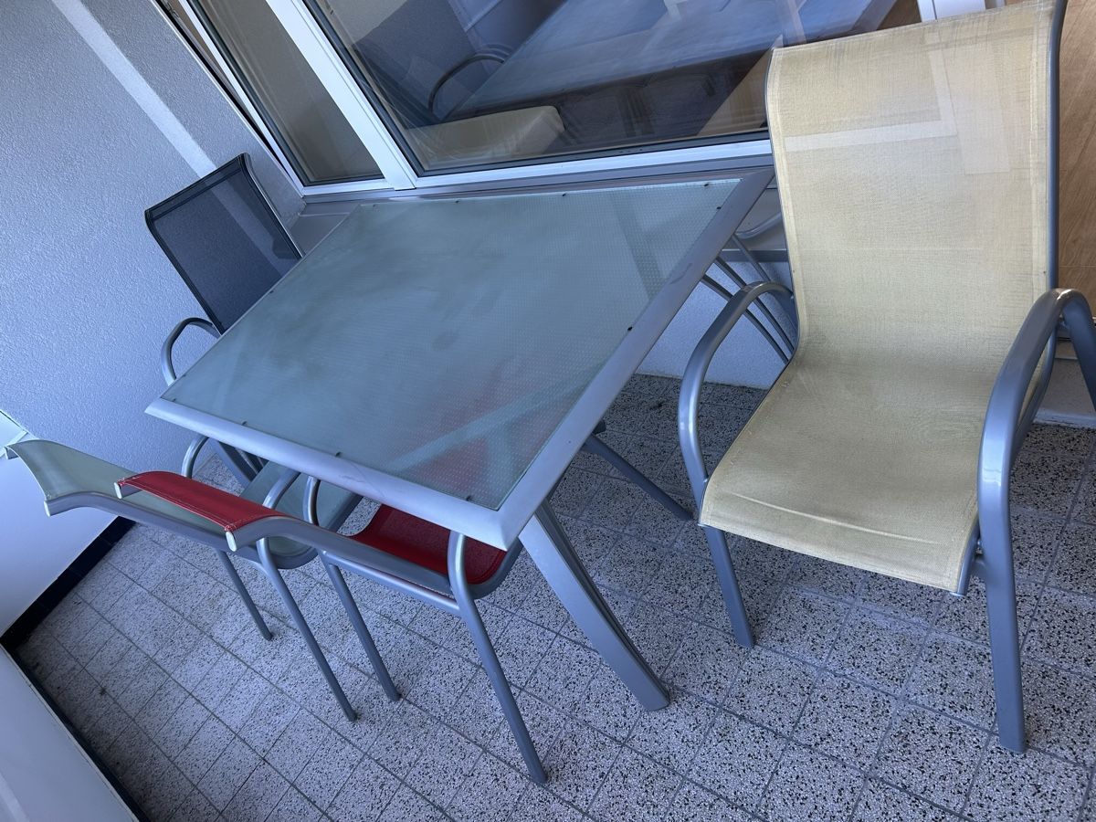 Tischset: Tisch mit Glasplatte und 4 Stühlen – Gebraucht aus Beckenried von mar_y8bp